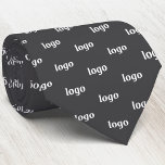 Einfaches Logo-Muster Dunkelgrau Business Krawatte<br><div class="desc">Einfaches Logo-Muster-Design Business-Branding professionelle Krawatte für das Uniform Ihres Personals und Ihrer Mitarbeiter,  oder um Ihr Unternehmen bei Firmenveranstaltungen,  Messen,  Verkaufstreffen und Beratungen zu fördern.</div>