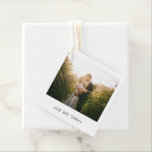 Einfaches Minimal-Foto Moderne Hochzeit Geschenkanhänger<br><div class="desc">Einzigartige und lustige Gastgeschenk Hochzeit-Tags, die das Aussehen eines Retro-Instant-Fotos mit "Liebe und Dank" in einem lässigen schwarzen Handschrift-Schriftart auf einem weißen Hintergrund imitiert. Die Rückseite hat Ihre personalisierte Danksagung Nachricht. Ein Design, das perfekt für das moderne, minimalistische Paar ist. Diese Gefälligkeitstags sind ideal, um Ihren Gastgeschenke Hochzeiten eine persönliche...</div>