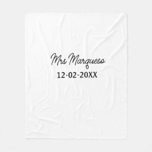 einfaches minimales Monogramm Frau Herr Name Datum Fleecedecke