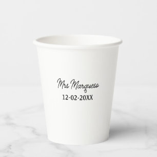 einfaches minimales Monogramm Frau Herr Name Datum Pappbecher