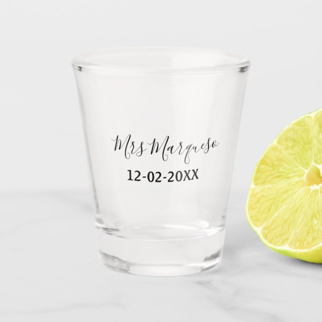 einfaches minimales Monogramm Frau Herr Name Datum Schnapsglas (Vorderseite)