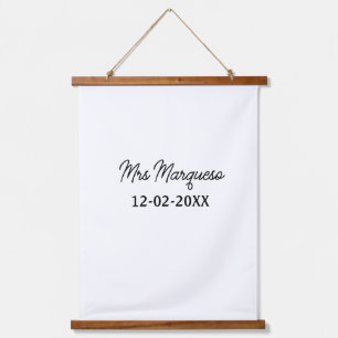 einfaches minimales Monogramm Frau Herr Name Datum Wandteppich Mit Holzrahmen