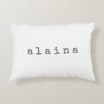 Einfaches Minimalistisches Namensdesign in weiß Dekokissen<br><div class="desc">Dieses niedliche,  benutzerfreundliche Kopfkissen im Retro-Schriftart in schwarz auf weißem Hintergrund zeichnet sich durch ein modernes minimalistisches Design aus. Tolle Geschenkidee!</div>