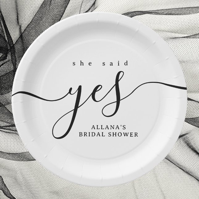 Einfaches Minimalistisches Schwarz-Weiß-Brautparty Pappteller (Minimalist black-and-white bridal shower paper plate with "She Said Yes" design.)
