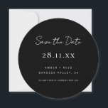 Einfaches Minimalistisches Schwarz/Weiß-Rundkreisl Save The Date<br><div class="desc">Diese einfache und klassische Schwarz-Weiß-Save the Date-Karte ist ideal für diejenigen,  die wollte,  Dinge einfach behalten. Dies Save the Date wird sicherstellen,  dass Ihre wichtigen Details bemerkt werden,  während es elegant und elegant behalten wird.</div>