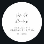 Einfaches Minimalistisches Sip-Hooray-Brautparty Runder Aufkleber<br><div class="desc">Dieses schlichte,  minimalistische Sip-Sip-Hooray-Brautparty Gunst-Aufkleber ist perfekt für einen modernen Polterabend. Das einfache und elegante Design zeichnet sich durch klassische und extravagante Schriftzeichen in Schwarz und Weiß aus.</div>