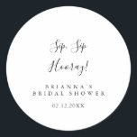 Einfaches Minimalistisches Sip-Hooray-Brautparty Runder Aufkleber<br><div class="desc">Dieses schlichte,  minimalistische Sip-Sip-Hooray-Brautparty Gunst-Aufkleber ist perfekt für einen modernen Polterabend. Das einfache und elegante Design zeichnet sich durch klassische und extravagante Schriftzeichen in Schwarz und Weiß aus.</div>