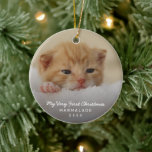 Einfaches modernes Foto Kitten Cat First Christmas Keramik Ornament<br><div class="desc">Weihnachtsschmuck mit einem schlichten und eleganten Design mit "My Very First Christmas",  dem Namen und dem Jahr Ihres neuen Kätzchens über einem Foto Ihrer neuen Katze. Dieses moderne Dekor ist ein Geschenk für jeden,  der ein neues Kätzchen got hat.</div>