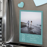 Einfaches, modernes Save the Date Foto Aquamarin M Magnetkarte<br><div class="desc">Mit dieser Magnetkarte können Sie Ihren Freunden und Ihrer Familie Save the Date lass für Ihre Hochzeit leisten. Das schlichte, moderne, künstlerisch minimalistische Design mit einem quadratischen Foto auf einem aquamarinen, türkisfarbenen oder aquafarbenen Hintergrund mit weißem Text. Das Datum wird mit dem Tag und Jahr jeweils in ihrer eigenen Zeile...</div>