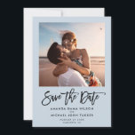 Einfaches, modernes Script Dusty Blue Chic Foto Save The Date<br><div class="desc">Minimalistisch Moderne Ankündigung Datum freihalten mit trendigem Pinselskript handgeschriebene Typografie auf staubblauem Blau mit Ihrem persönlichen Foto neben Ihren Namen und dem Datum der Hochzeit.</div>