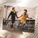 Einfaches modernes Skript-Foto Hochzeit speichern  Postkarte<br><div class="desc">Die Vorderseite dieser einfachen,  modernen Ankündigung Datum freihalten Postkarte zeigt ein weißes Skripttextuell-Overlay auf einem ganzen horizontalen Foto des Paares,  mit den Namen und Daten unten in weißen Sans Serif Schriftart. Personalisieren Sie den Rücken mit Namen,  Hochzeitsdatum,  Website-URL und anderen Informationen,  zusammen mit Ihrer Rücksendeadresse.</div>