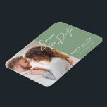 Einfaches modernes Typografie-Foto Save the Date Magnet<br><div class="desc">Elegantes und modernes Design mit einem Typografie-Skript Save the Date und Ihrem Lieblings-Foto vor einem schlauer grünen Hintergrund. Ideal,  um Ihre kommende Hochzeit in einer modischen,  minimalistischen Art und Weise zu verkünden. Einfach wichtige Details und Ihr bestes Foto der Wahl anpassen.</div>