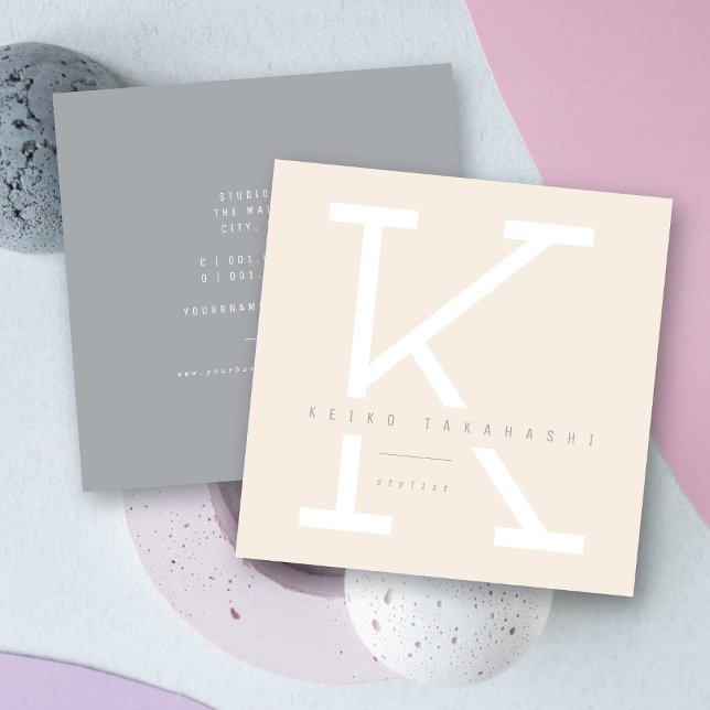Einfaches Monogramm Moderner Minimalistischer Styl Quadratische Visitenkarte (Simple Bold Monogram Modern Minimalist Stylist Square Business Card @ zazzle.com/color_therapy)