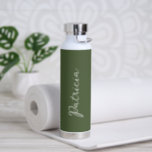 Einfaches Olive Green Name Elegantes Script Modern Trinkflasche<br><div class="desc">Moderne olivgrüne Wasserflasche mit schlichtem und minimalistischem Design mit Ihrem Namen in einem eleganten Drehbuch. Ein niedliches Design perfekt für ein Mädchen.</div>