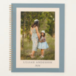 Einfaches Personalisiertes Foto Blau Planer<br><div class="desc">Planen Sie Ihre Tage,  Wochen und Monate mit diesem schlichten und stilvollen dustigen blauen Planer,  der Ihr Lieblingsstift zeigt und mit Ihrem Namen personalisiert ist. Tolle Geschenkidee.</div>