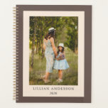 Einfaches Personalisiertes Foto Boho Brown Planer<br><div class="desc">Planen Sie Ihre Tage,  Wochen und Monate mit diesem schlichten und stilvollen,  unbräunlichen Kaffeeplaner mit Ihrem Lieblings-Foto und personalisiert mit Ihrem Namen. Tolle Geschenkidee.</div>