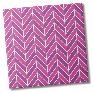 Einfaches rosa Lila Herringbone-Muster Fliese