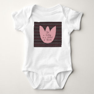 Einfaches rosa Tulip-Muster mit dunklem Hintergrun Baby Strampler