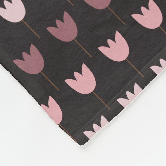 Einfaches rosa Tulip-Muster mit dunklem Hintergrun Fleecedecke (Ecke)
