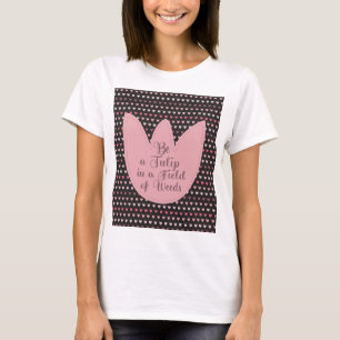 Einfaches rosa Tulip-Muster mit dunklem Hintergrun T-Shirt