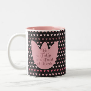 Einfaches rosa Tulip-Muster mit dunklem Hintergrun Zweifarbige Tasse