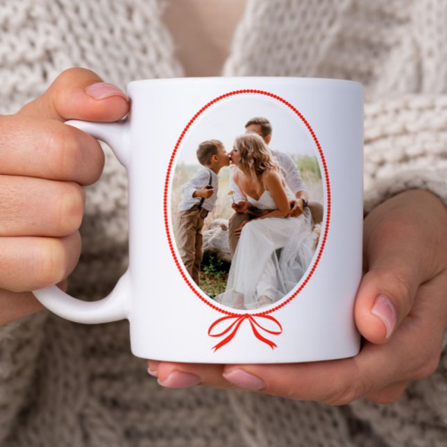 Einfaches rotes Schleifen-Oval-Weihnachtsfoto Kaffeetasse (Classic red bow oval photo Christmas holiday mug.)