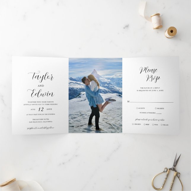 Einfaches Schwarz-Weiß-Foto Moderne Hochzeit Dreifach Gefaltete Einladung (Innenseite)