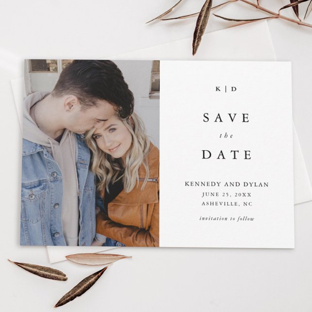 Einfaches Schwarz-Weiß-Foto Save The Date (Simple black and white typography monogram photo wedding save the date.)