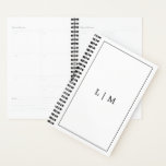 Einfaches Schwarz-Weiß-Monogramm-Geschäft Planer<br><div class="desc">Einfaches Businessplaner mit modernem und dennoch elegantem Design mit zwei Buchstaben-Monogramm,  umgeben von einem Rand in klassischem Schwarz und Weiß. Die Rückseite hat Ihre Kontaktinformationen. Dieser personalisierte Planer in minimalistischem Stil ist ideal für jede Art von Unternehmen.</div>