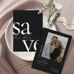 Einfaches Schwarz-weißes Foto Save The Date<br><div class="desc">Diese 5" x 7" speichern die Datumskarten mit einem minimalistischen Design in eggshell-Weiß- und Graubuchstaben auf schwarzem Hintergrund mit Platzhaltern auf der Rückseite für die verlobten Paarnamen,  das Hochzeitdatum und die Veranstaltungsinformationen und Ihr Lieblingsstichtum!</div>