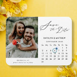 Einfaches Schwarzes Skript-Foto Save the Date Kale Magnet<br><div class="desc">Minimalistisches Schwarzes Elegantes Script "Save the Date" Magnet mit individuellem Kalender mit einem schönen Foto. Lass deiner Familie, Freunden und Kollegen, dass du mit diesem eleganten Magneten ein Set für deine Hochzeitsfeier hast. Um den Ring Marker zu verschieben > klicken Sie auf blau "Personalisieren" > scrollen nach unten > klicken...</div>