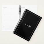 Einfaches Schwarzes Unternehmen Planer<br><div class="desc">Einfach schwarzer Businessplaner mit modernem und dennoch elegantem Design mit zwei Buchstaben-Monogramm,  umgeben von einer Grenze. Die Rückseite hat Ihre Kontaktinformationen. Dieser personalisierte Planer in minimalistischem Stil ist ideal für jede Art von Unternehmen.</div>
