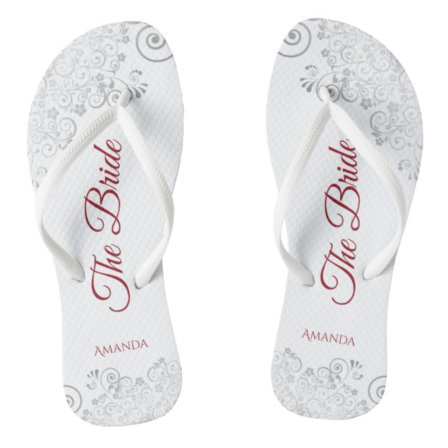 Einfaches Silver Lace & Red Script The Bride Weddi Flip Flops (Fußbett)