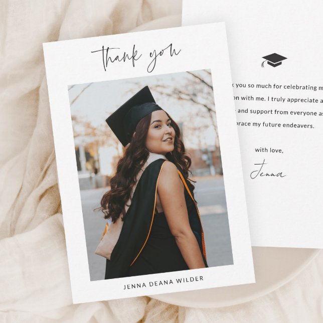 Einfaches Skript Schwarz-Weiß-Abschluss Dankeskarte (Modern script simple black and white graduation photo thank you card.)
