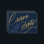 Einfaches Skript speichern von Daten | Navy Blue & Save The Date<br><div class="desc">Diese einzigartigen,  modernen speichern die Daten mit extravaganten Drehbüchern in einem Imitat Gold-Folie auf einem dunkelmarineblau Hintergrund,  mit den Einzelheiten der Hochzeitsankündigung in Weiß. Der Backer zeichnet sich durch ein trendiges Marine- und Goldstripmuster aus. Ändern Sie die Hintergrundfarbe mit dem Tool "Anpassen"!</div>