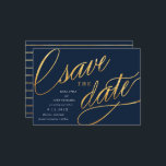 Einfaches Skript speichern von Daten | Navy Blue & Save The Date<br><div class="desc">Diese einzigartigen,  modernen speichern die Daten mit extravaganten Drehbüchern in einem Imitat Gold-Folie auf einem dunkelmarineblau Hintergrund,  mit den Einzelheiten der Hochzeitsankündigung in Weiß. Der Backer zeichnet sich durch ein trendiges Marine- und Goldstripmuster aus. Ändern Sie die Hintergrundfarbe mit dem Tool "Anpassen"!</div>