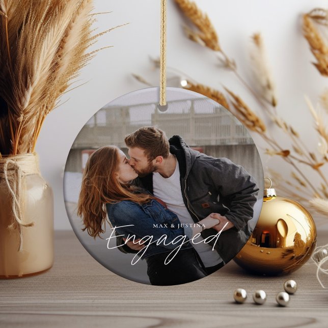 Einfaches Skript Verlobt 2 Foto Hochzeit Verlobung Keramik Ornament (Modern script engaged couples 2 photo wedding engagement christmas tree holiday ornament.)