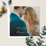 Einfaches, stilvolles Foto Save the Date für Hochz<br><div class="desc">Dieses schlichte Foto Hochzeit speichern Sie das Datum der Flachkarte hat ein warmes, minimalistisches Design. Die Vorderseite zeigt SAVE THE DATE Text über Ihren Vornamen und Datum und Hochzeitsort. Dieser Text ist weiß, und Ihre Namen werden mit einem lebendigen, skurrilen Schriftart hervorgehoben, der diesem modernen minimalistischen Look ein Gefühl von...</div>