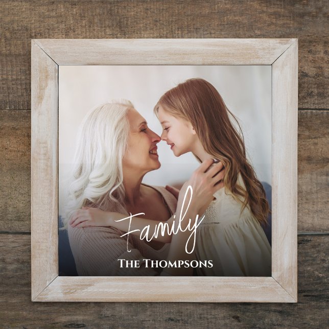 Einfaches stylisches Calligraphy Script-Foto-Overl Fotodruck (Simple minimalist photo print with white "family" lettering.)