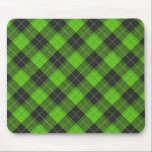 Einfaches Tartan-Diagonalmuster in dunkelgrün Mousepad<br><div class="desc">Einfache diagonale Tartan Muster in dunkelgrün... ... auf Mousepad. Meine eigene Kreation, basierend auf den ursprünglichen Mustern aus Schottland.</div>