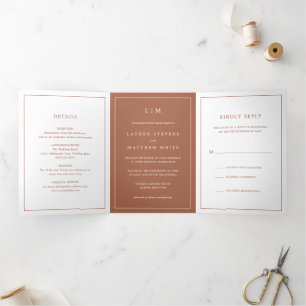 Einfaches Terrakotta-Monogramm Elegante Hochzeit Dreifach Gefaltete Einladung