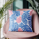 Einfaches und Abstraktes Mosterrosa und blaues Mus Kissen<br><div class="desc">Ein modernes und abstraktes Kissencover mit einem kühnen botanischen Muster, das Einfachheit und Eleganz mühelos verbindet. Das Design zeigt überdimensionale Monstera-Blätter in auffallenden Blau- und Weichrosa und schafft so einen zeitgemäßen, aber beruhigenden visuellen Anklang. Ideal, um jedem Zimmer eine Touch von naturlich inspiriert Eleganz zu verleihen. Dieses Muster ist ideal...</div>