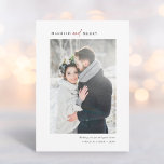 Einfaches Verheiratetes und fröhliches Newlyweds F Feiertagskarte<br><div class="desc">Moderne und einfache Weihnachten | Holiday Fotokarte mit grün-weißem Kiefernzweig auf der Rückseite. Für eine erweiterte Anpassung dieses Designs klicken Sie bitte auf die SCHALTFLÄCHE BLUE DESIGN TOOL,  um Schriftart,  Größe und Farbe zu ändern.</div>