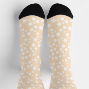 Einfaches weißes gepunktetes Muster auf pfirsichfa Socken