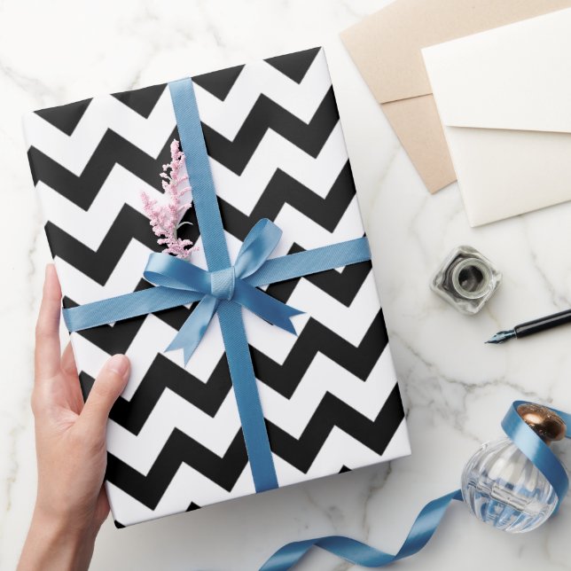Einfaches Zickzack Schwarzweißmuster Geschenkpapier (Schenken)