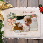 Einfachste Skripte & Blume/Tornieren Antiquitätenp Feiertagspostkarte<br><div class="desc">Einzigartiges,  Vintag inspiriertes Weihnachtsdesign mit "einfachster" Kalligrafie-Textgrafik mit Winterschnüren von Blume,  Bogen und Glocken mit Foto-Ausschnitt auf antiken Papierschichten mit abgerissenen Kanten auf dem dunkelrosa Aquarellhintergrund.</div>