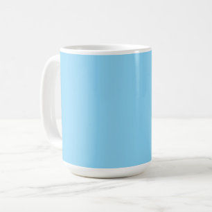 Einfarbiger hellblauer Hintergrund gleichmäßig gef Kaffeetasse