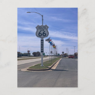 Eingangsschild des Route 66 Museums mit Staatsflag Postkarte