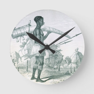 Eingeborener, der einen verzierten runde wanduhr