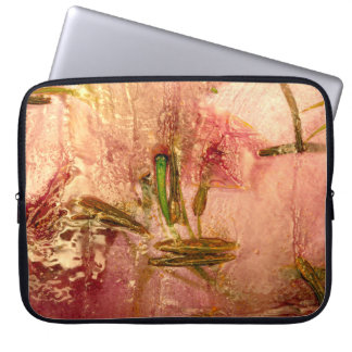 Eingefrorene Blumen und Blätter. Blüten im Eiswürf Laptopschutzhülle